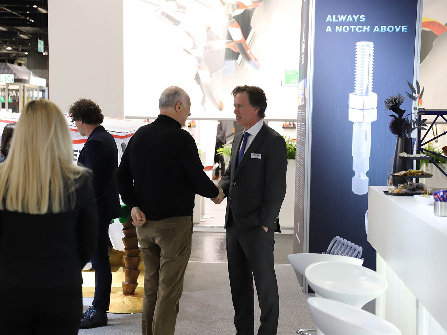 VÖLKEL Messestand mit Gewindewerkzeugen, Produktpräsentationen und Fachbesuchern