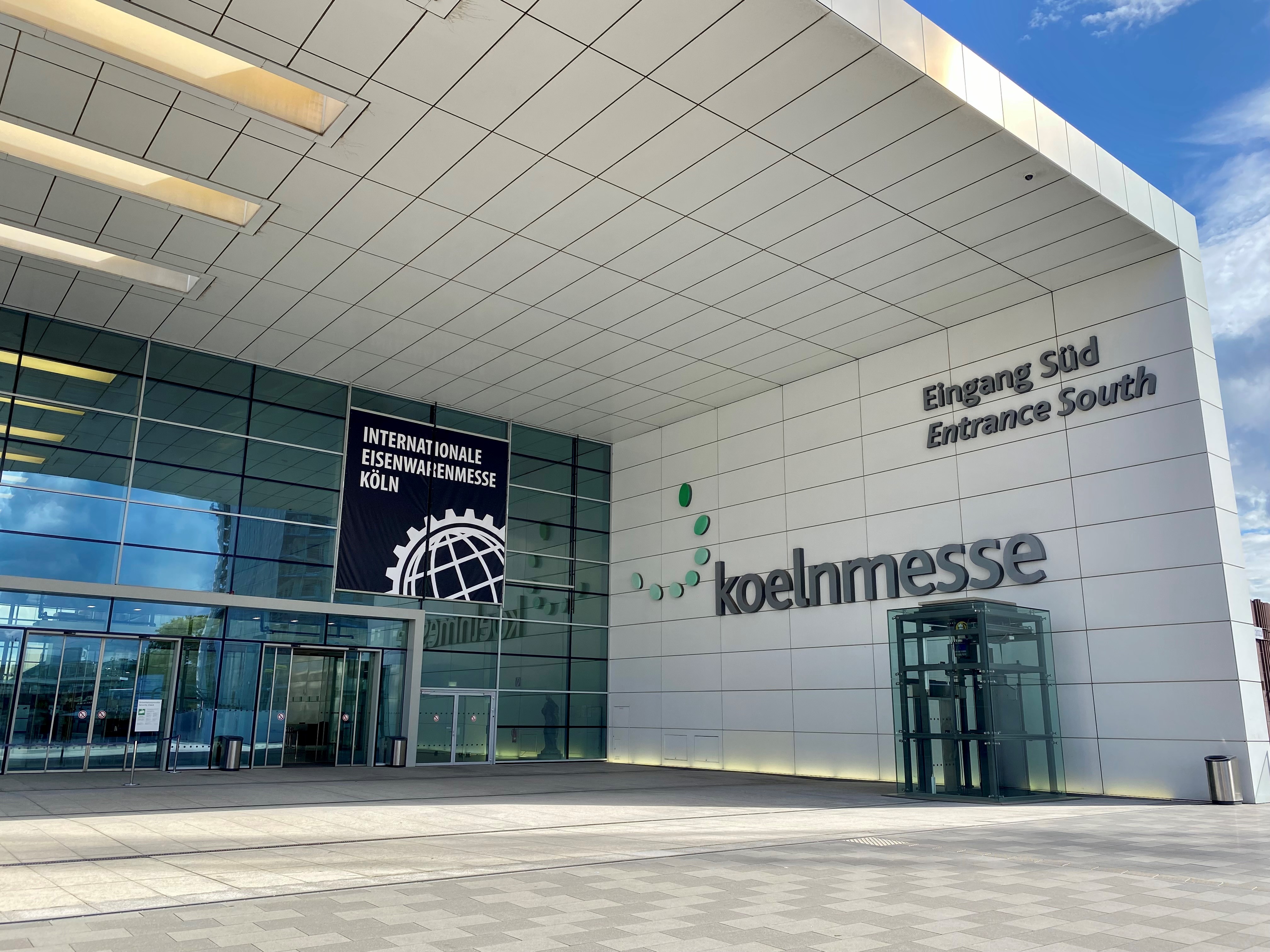 Südeingang der Koelnmesse mit Beschilderung der Internationalen Eisenwarenmesse Köln