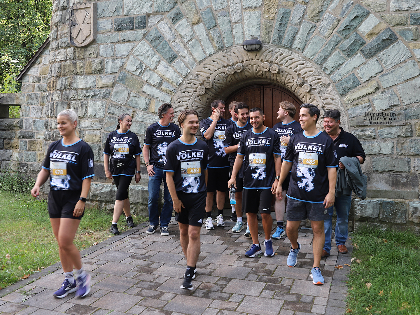 Lächelnd und motiviert startet das VÖLKEL Team beim Firmenlauf Remscheid 2025. Sportlicher Ehrgeiz trifft Teamgeist.