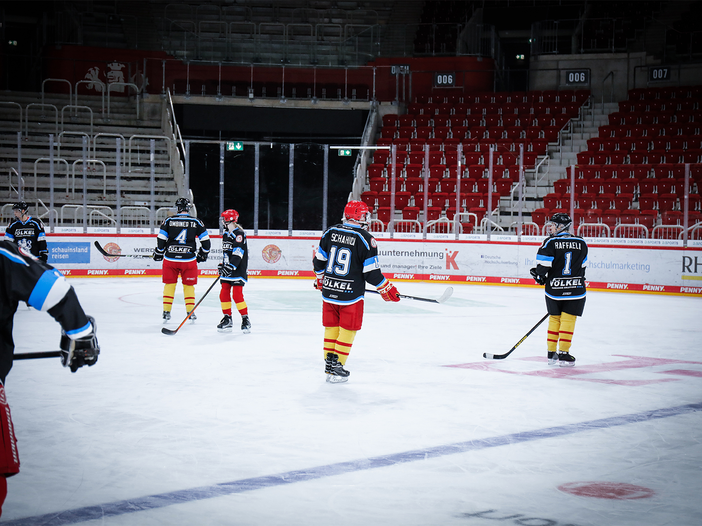 Team Dunkel bespricht sich beim Hockey Day