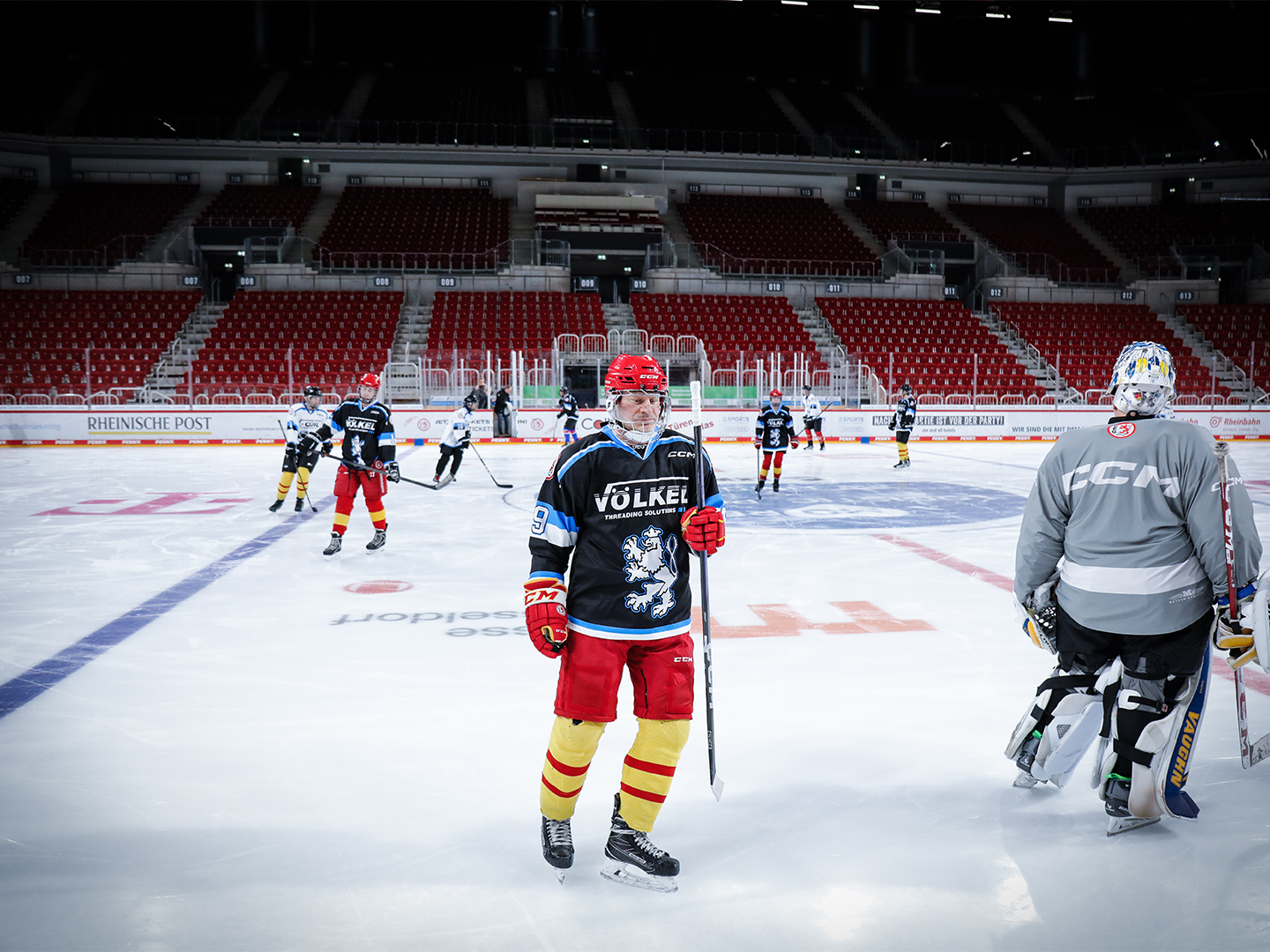 2 Teils mit Teilnehmer des Hockey Days bereiten sich auf ein Spiel gegeneinander vor