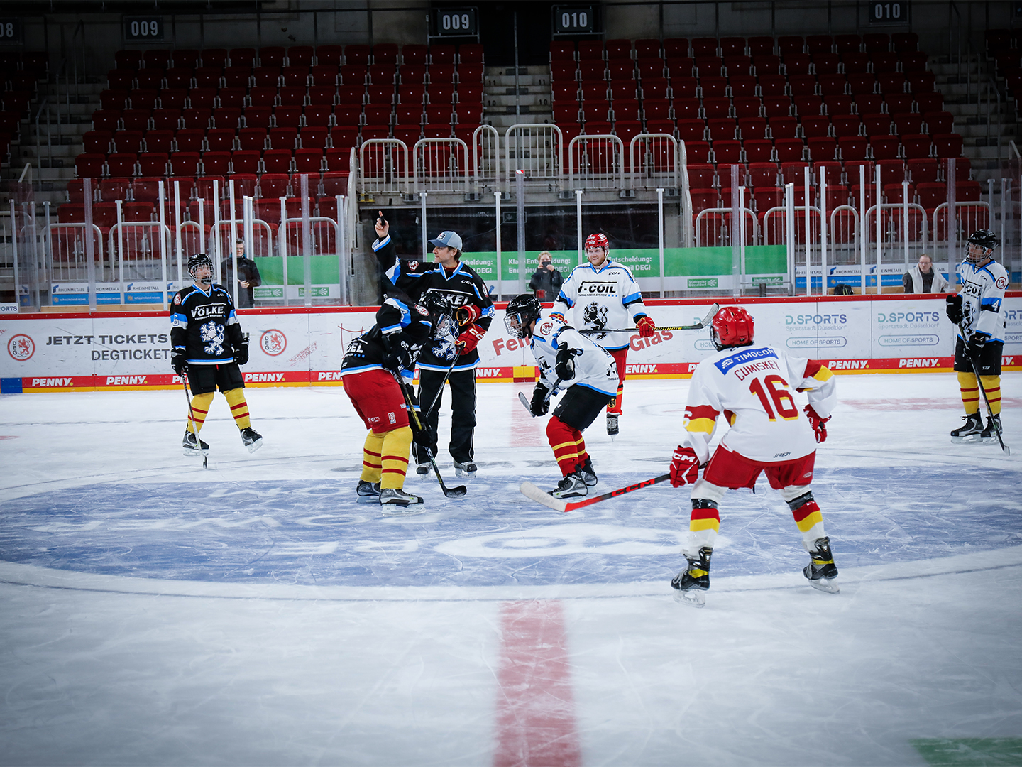 Teilnehmer des Hockey Days bereiten sich auf ein Bully vor