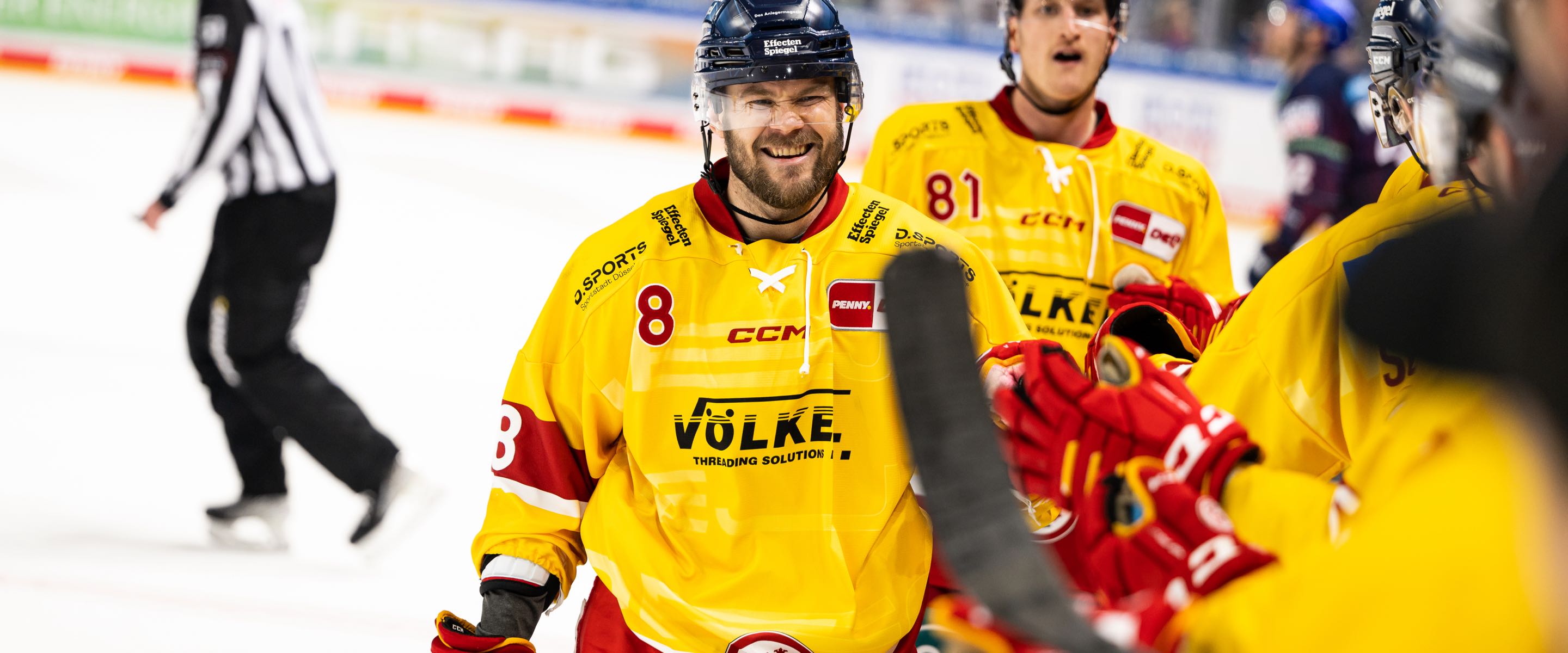 DEG Spieler mit der Nummer 8 und mit der Nummer 81