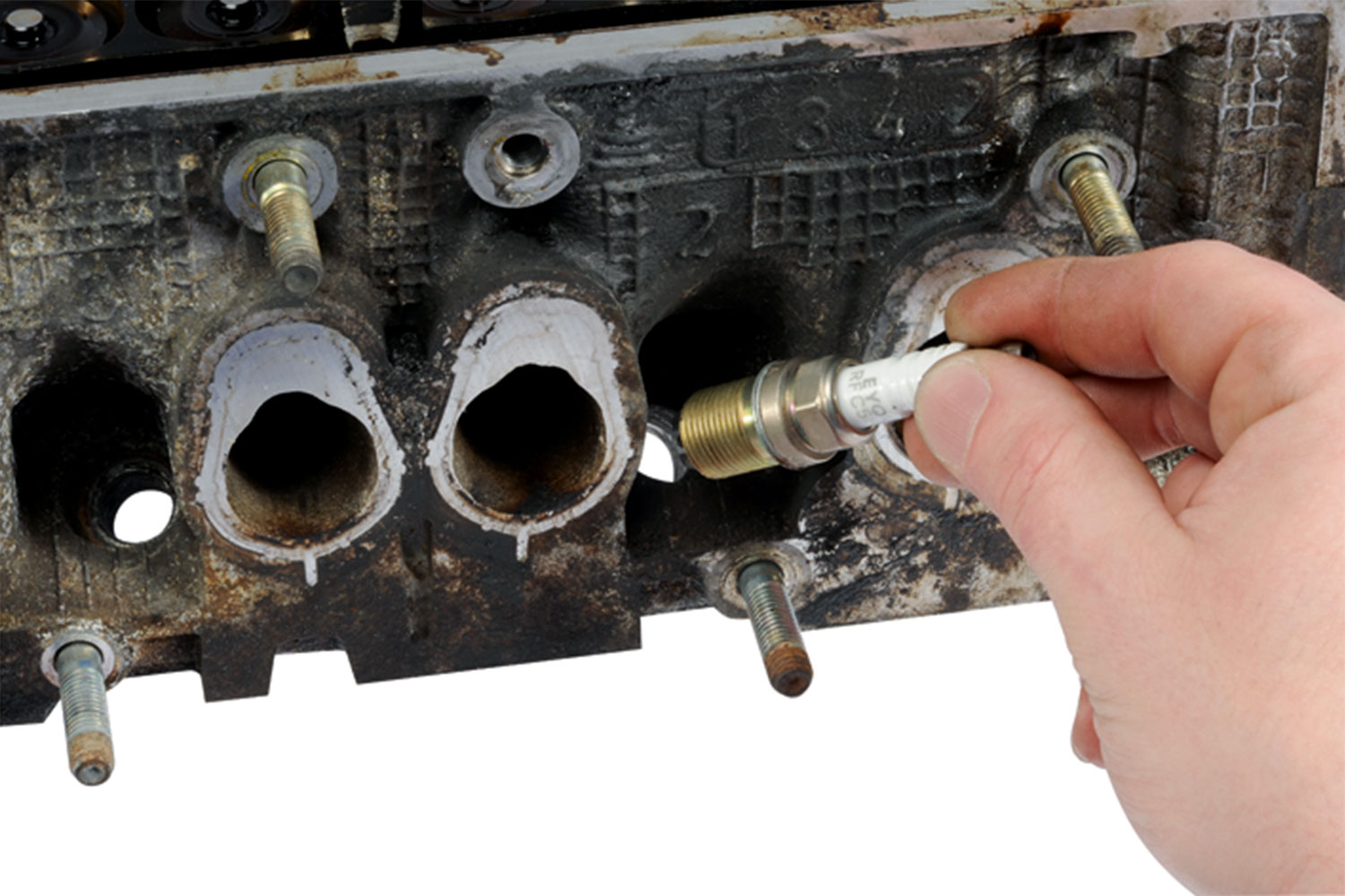V-COIL Zündkerze einsetzen Reparatur Einbau einer Zündkerze in den reparierten Zylinderkopf mit V-COIL Gewindeeinsatz, langlebige Lösung für Motorinstandsetzung.