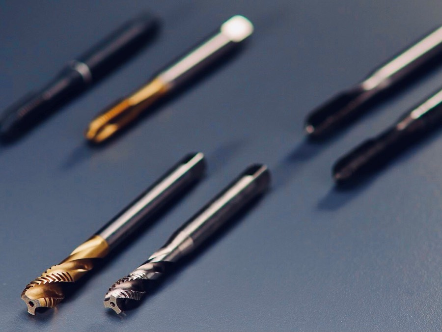 Image de six tarauds pour machines.