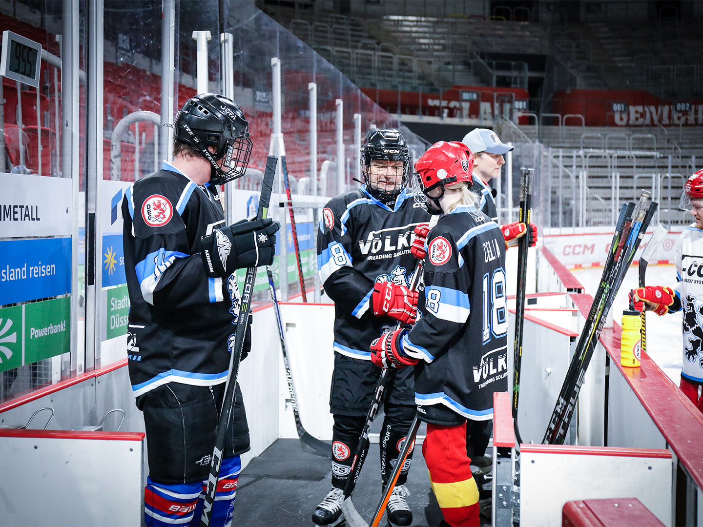3 Teilnehmer des Hockey Days besprechen sich in der Penalty Box