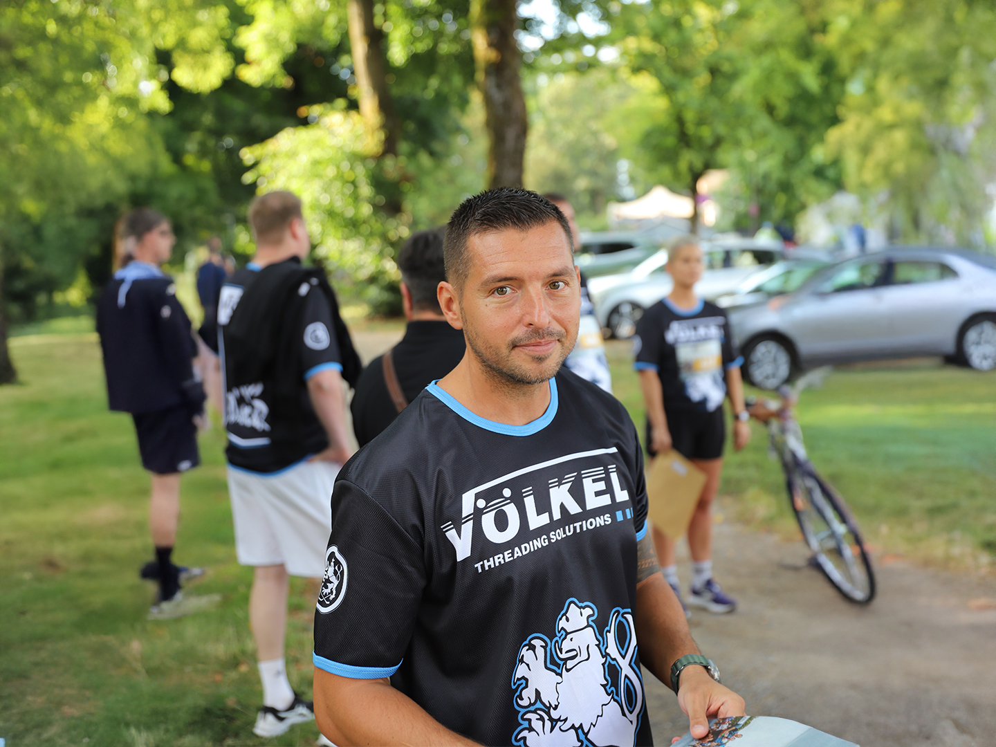 Ein VÖLKEL Läufer zeigt vollen Einsatz beim Firmenlauf Remscheid 2025. Motivation, Energie und Teamgeist stehen im Mittelpunkt.