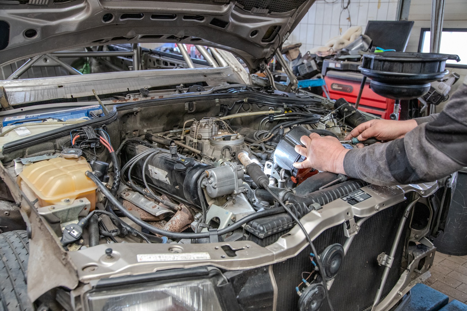 Motorraum des 500 SEC in der Werkstatt