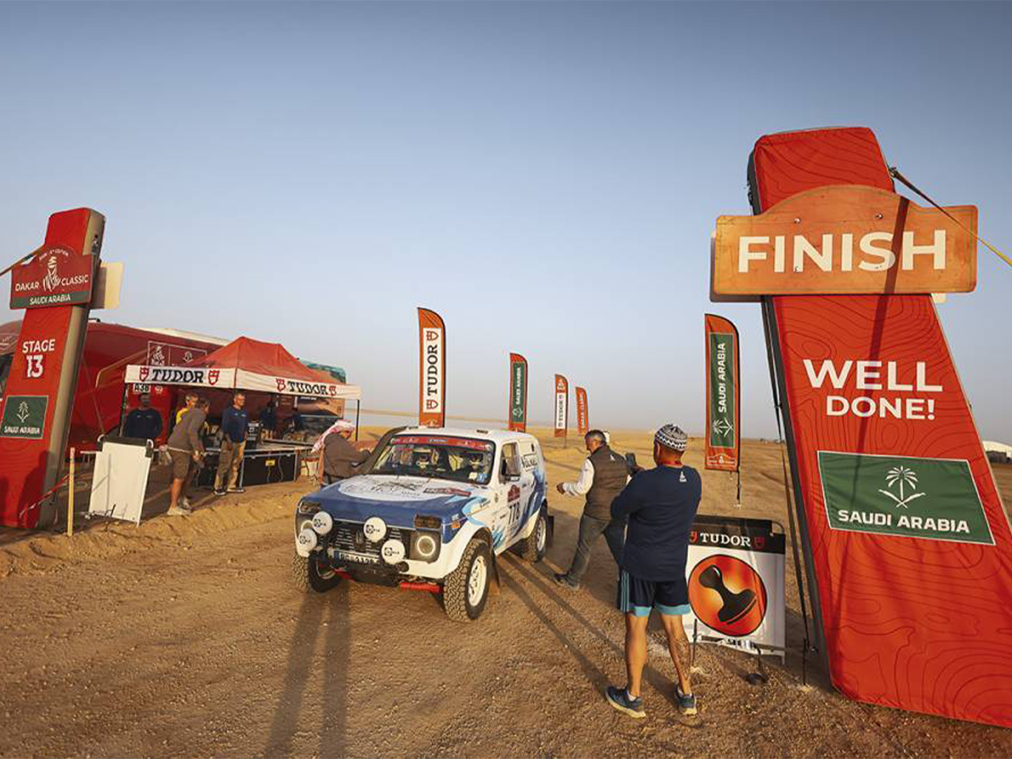 Rallyefahrzeug des Team VÖLKEL bei der Dakar Classic, am Zielbogen