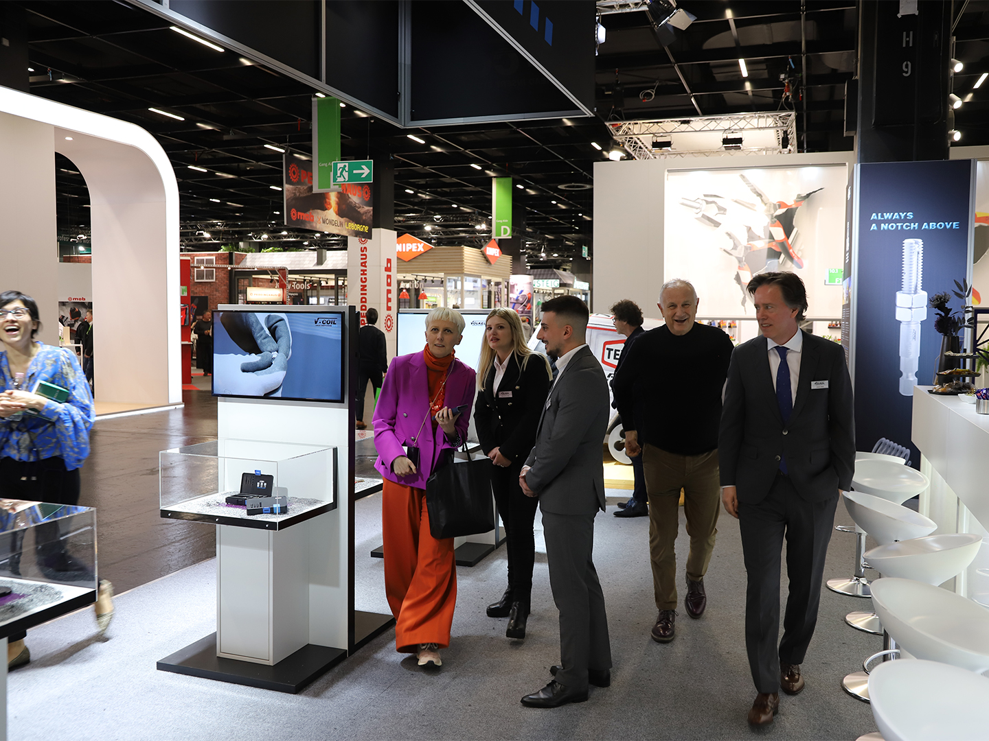 Menschen auf einer Messe mit verschiedenen Ständen und Displays.