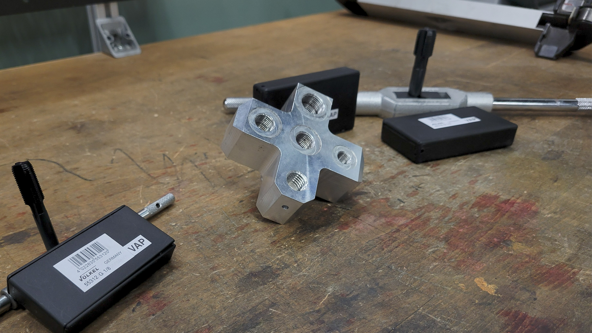 Gewindeschneiden im Raketenbau: Präzision für den Verteilerblock