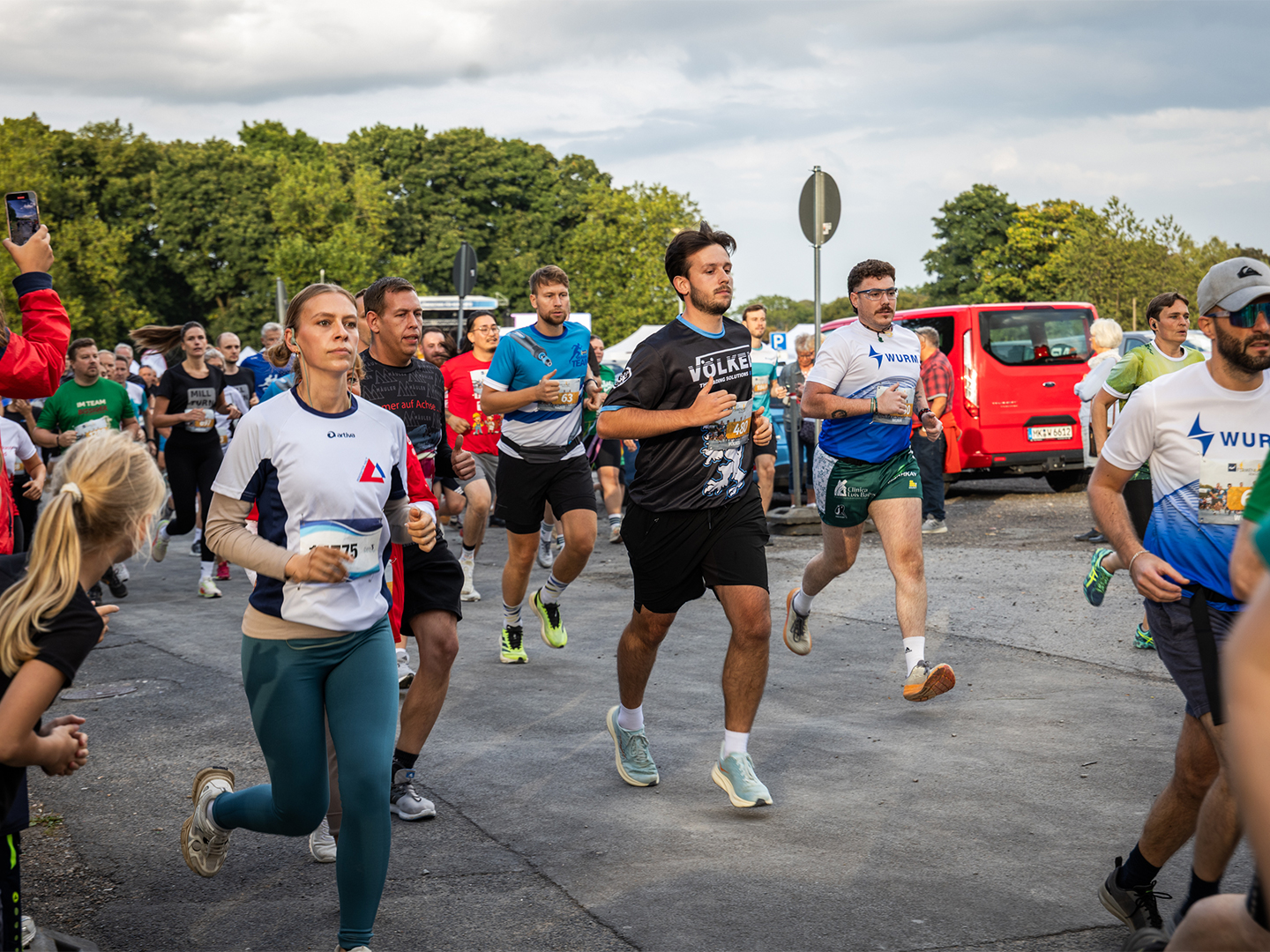 VÖLKEL – Gruppenfoto Panorama – Firmenlauf Remscheid 2025