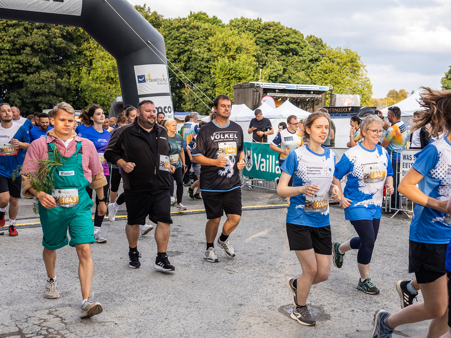 VÖLKEL-Läufer mischt sich unter Teilnehmer anderer Firmen. Keywords: Firmenlauf Remscheid, VÖLKEL, Team, Sportevent 2025