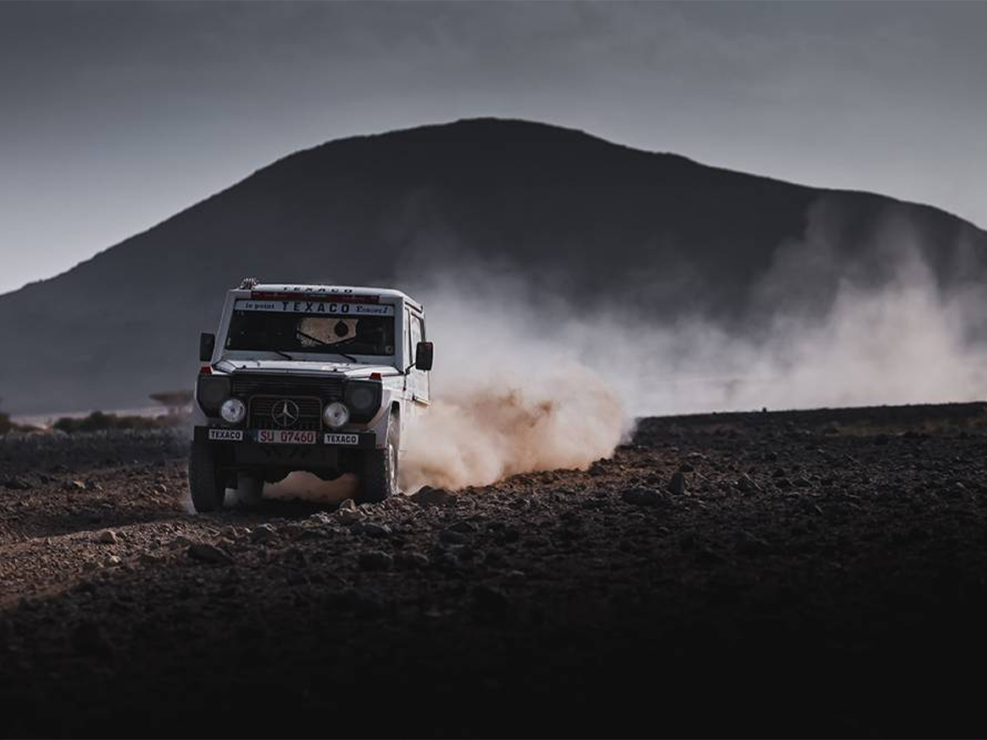 Team VÖLKEL bei der Dakar Classic, mit der Mercedes-Benz G-Klasse, mit aufgewirbelter Staubfahne
