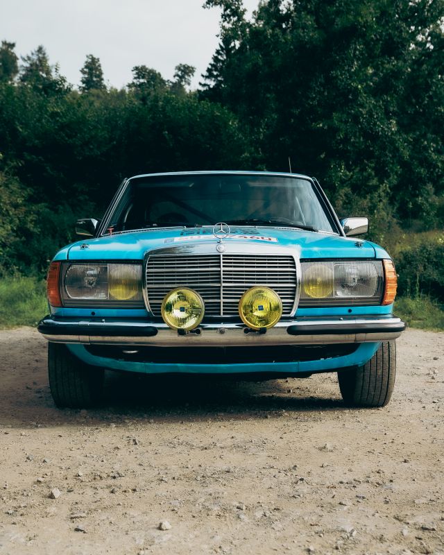 Vista frontal del Mercedes W123 con faros auxiliares amarillos
